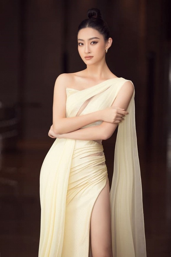 Hoa hậu Lương Thuỳ Linh gây ấn tượng khi diện váy xẻ cao