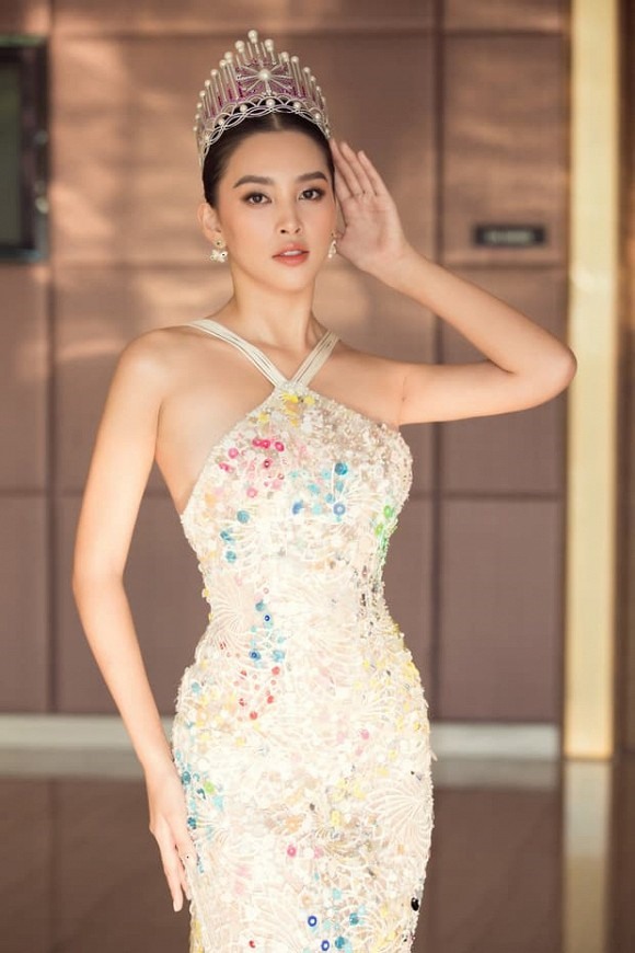 Hoa hậu Tiểu Vy xuất hiện với bộ cánh xuyên thấu