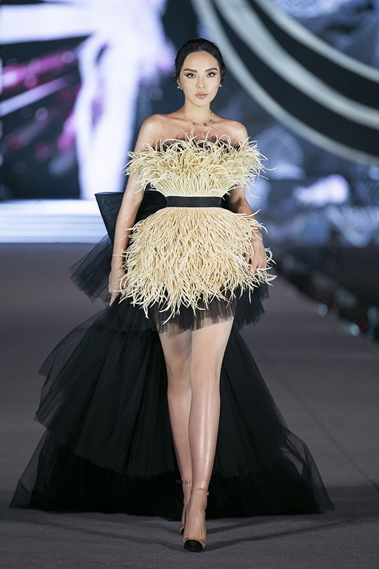 Lê Thanh Hòa mang bộ sưu tập mới nhất để mở màn cho đêm thi 'Người đẹp thời trang' của Hoa hậu Việt Nam 2020 tổ chức tại TP Vũng Tàu.