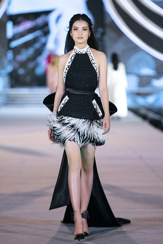 Tiếp nối thành công từ các show diễn trước, Lê Thanh Hòa tiếp tục khai thác kỹ thuật đính lông vũ thủ công để tạo điểm nhấn cho nhiều mẫu đầm dạ tiệc trong 'Poison'.