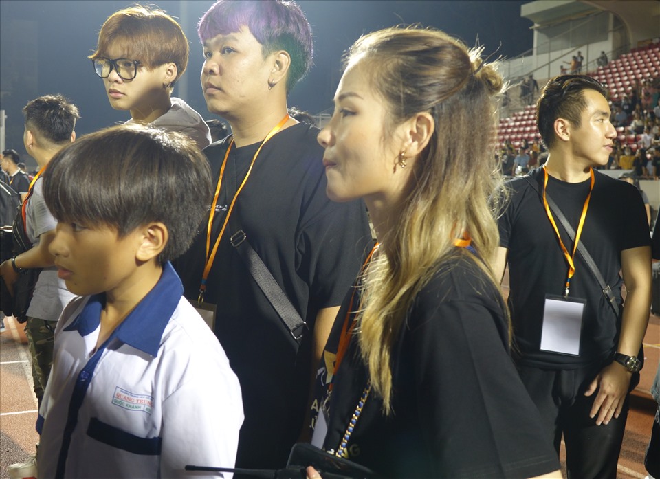 Thanh Huyền - vợ của cầu thủ Phạm Thành Lương nằm trong ban tổ chức của sự kiện đã giữ fan cuồng này lại, để chờ cho cậu bé lên chụp ảnh cùng thần tượng.