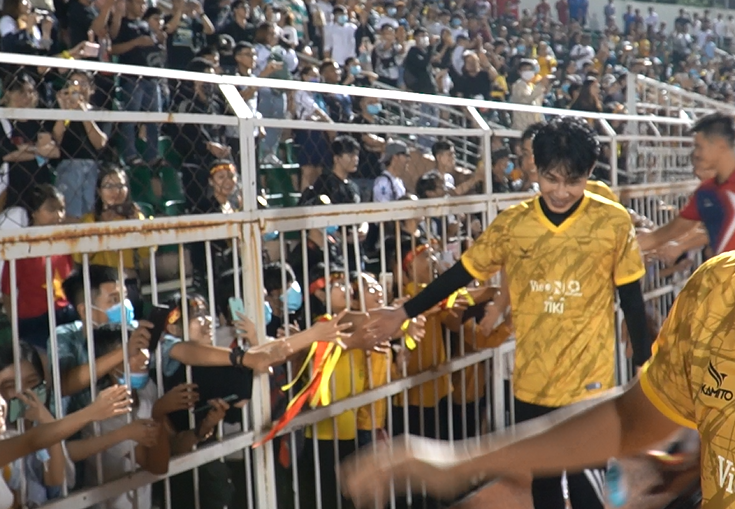 Kết thúc trận đấu, Jack cùng các nghệ sĩ đã đi 1 vòng sân Thống Nhất để chào hỏi fan hâm mộ. Anh là một trong những cầu thủ chơi hay nhất của đội bóng nghệ sĩ, gây ngạc nhiên cho nhiều tuyển thủ Việt Nam có mặt trên sân.