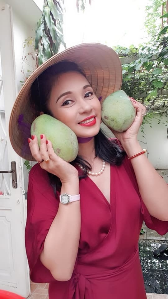 Mới đây Việt Trinh gây bất ngờ khi tuyên bố chuyện sẽ sống độc thân suốt đời.  Cô còn quyết định ăn chay trường và từng được đề cử vào danh sách 300 Ngôi sao ăn chay hấp dẫn nhất thế giới của Tổ chức bảo vệ quyền lợi động vật (PETA) châu Á.