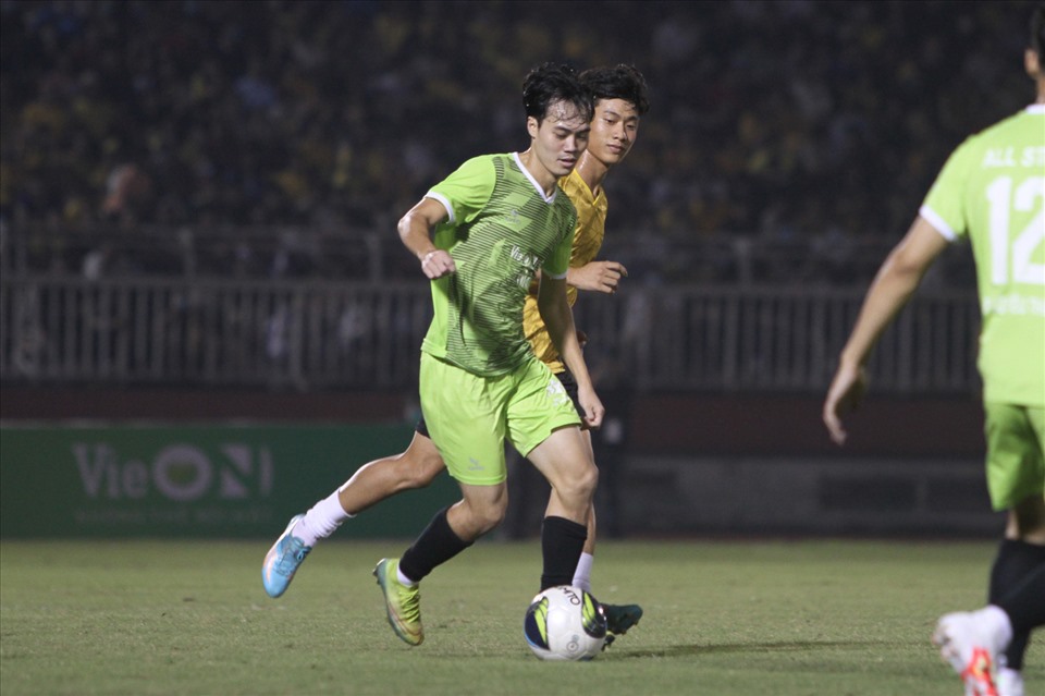Văn Toàn đóng góp 1 bàn thắng cho đội Yêu Thương. Ảnh: Thanh Vũ