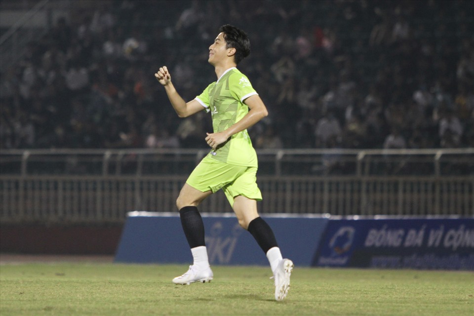 Cris Phan giúp Yêu Thương vươn lên ở đầu hiệp 2 từ tình huống bấm bóng điệu nghệ hạ gục thủ môn Tiến Linh. Ảnh: T.V