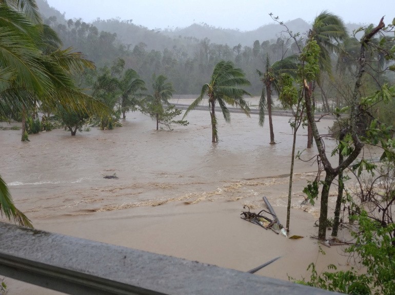Ngập lụt ở tỉnh Albay do siêu bão Goni hồi tháng trước. Ảnh: Reuters