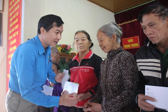 Ông Nguyễn Duy Ninh - Chủ tịch Công đoàn GTVT Hà Tĩnh trao quà. Ảnh: TT.