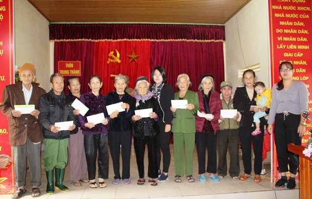 Đại diện Công đoàn Công ty CP Carbon Việt Nam trao quà cho người dân thôn Trung Thành, xã Cẩm Duệ. Ảnh: TT.
