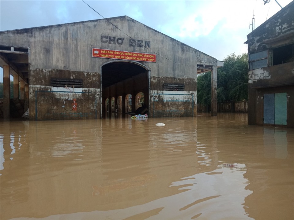 Chợ Sen, xã An Định, Tuy An, Phú Yên ngập sâu trong nước.