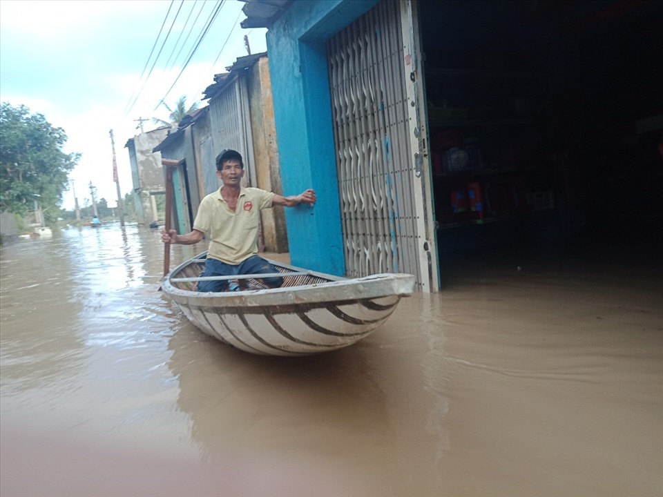 Người dân xã An Định, huyện Tuy An dùng thuyền đi lại và nhận hàng cứu trợ từ các tổ chức, cá nhân.