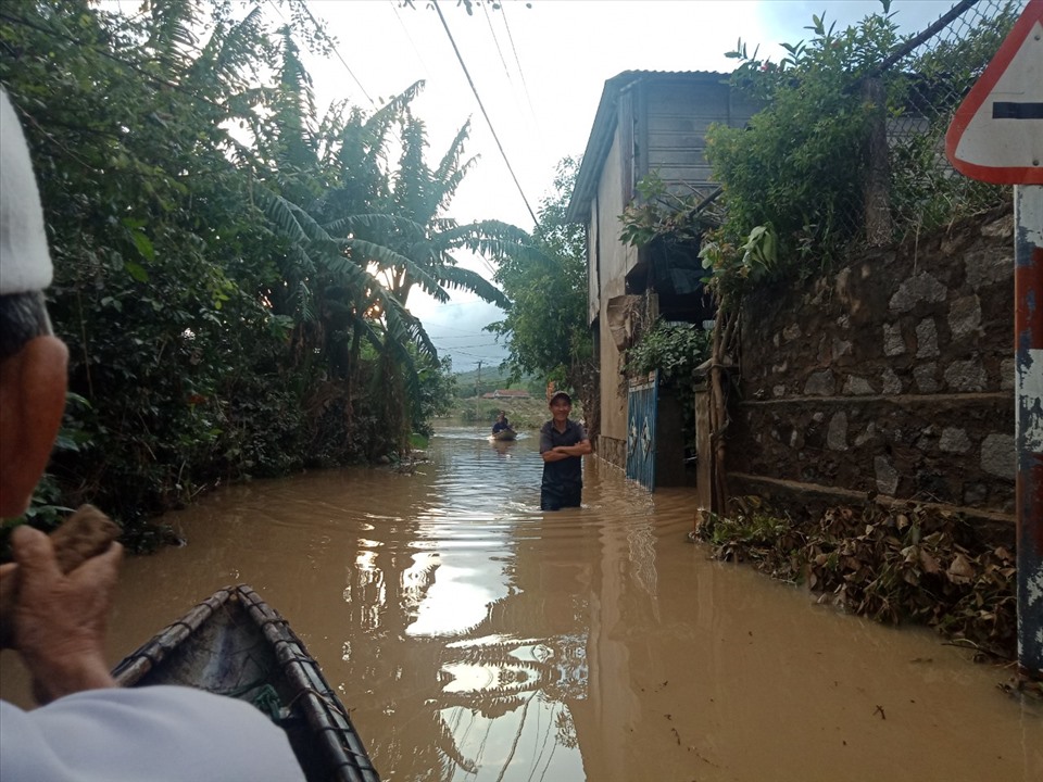 Nhiều người dân cho biết do lũ về quá nhanh, họ phải chạy lên núi cách đó vài trăm mét để bảo toàn tính mạng, chờ nước rút xong mới quay về lại.