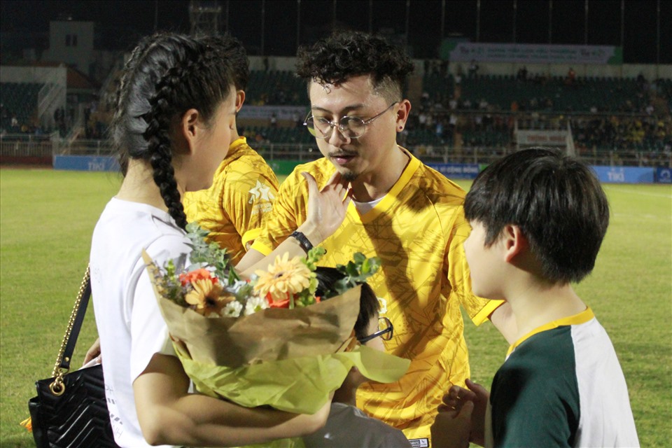 Hứa Minh Đạt cùng dành tặng đoá hoa anh vừa nhận được ban tổ chức cho vợ mình. Ảnh: Thanh Vũ