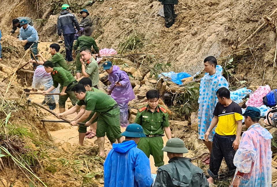Hàng chục đang tìm kiếm nạn nhân Huỳnh Văn Hạ.