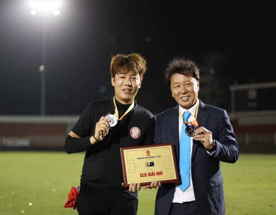 Huấn luyện viên Chung Hae-seong và trợ lý rời TP.HCM. Ảnh: HCMFC