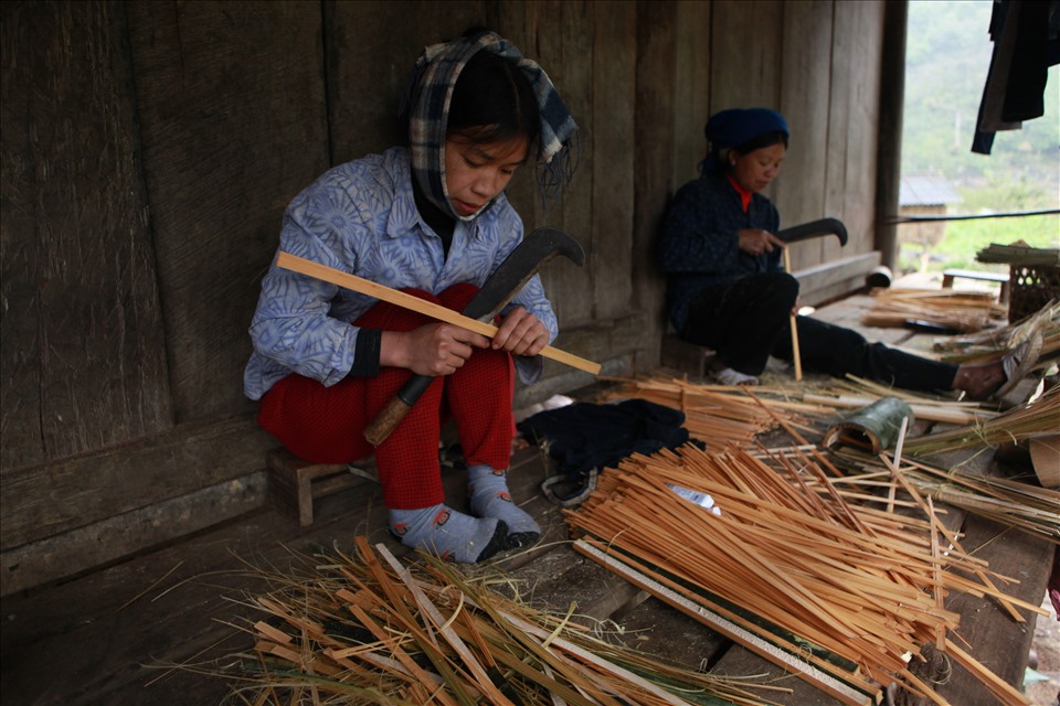 Que hương làm từ cây mai tốt được lấy sâu trong rừng và chỉ có duy nhất mai ở huyện Trùng Khánh, tỉnh Cao Bằng đốt cháy mới có tàn cong. Sau đó, mai được những bàn tay khéo léo của các cô, các bà chẻ nhỏ bằng tay rồi đem ra phơi cho khô hết nước.