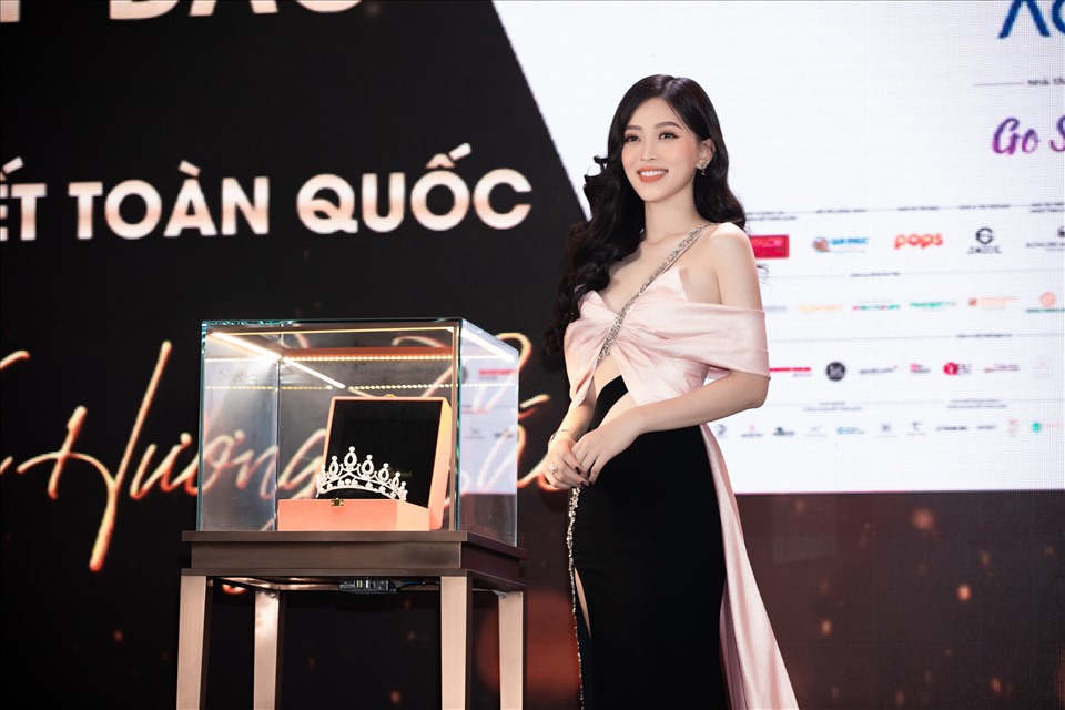 Á hậu Phương Nga đứng bên chiếc vương miện dành cho Á hậu Hoa hậu Việt Nam 2020. Ảnh: Viết Quý.
