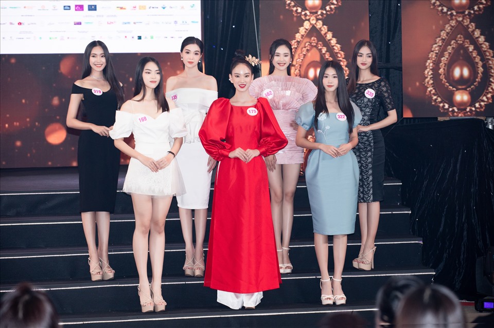 Các thí sinh Hoa hậu Việt Nam 2020 đang gấp rút chuẩn bị cho đêm chung kết. Chủ nhận của những vật phẩm quý giá đã sắp lộ diện. Ảnh: Viết Quý.