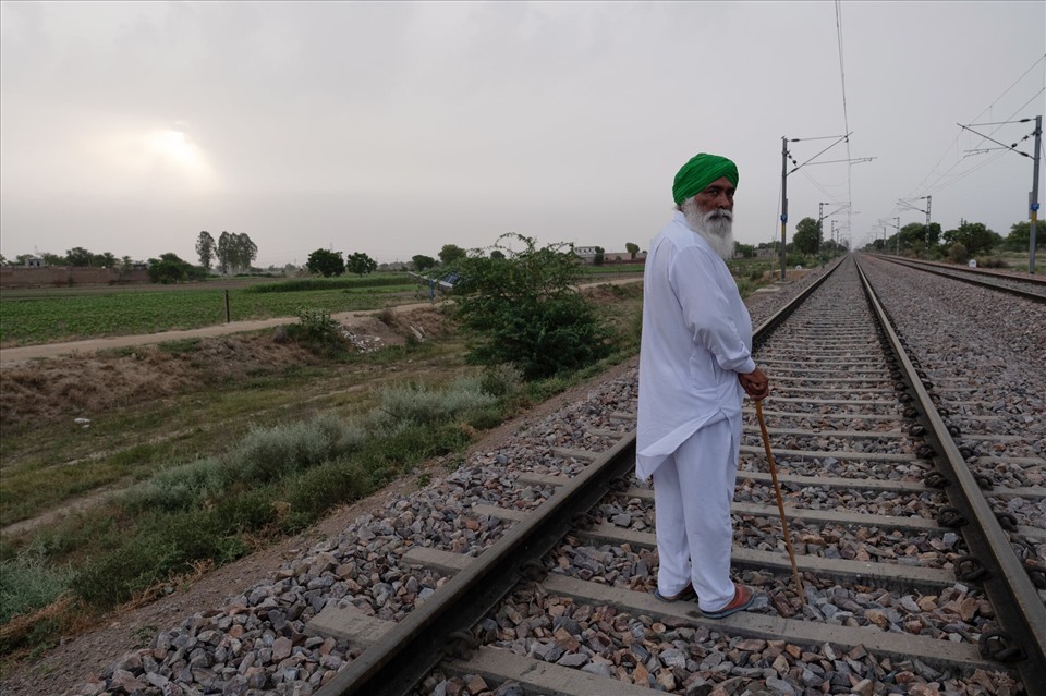 Nirmal Singh chia sẻ rằng, mỗi tháng làng ông lại có một nông dân tự sát. Ảnh: AFP