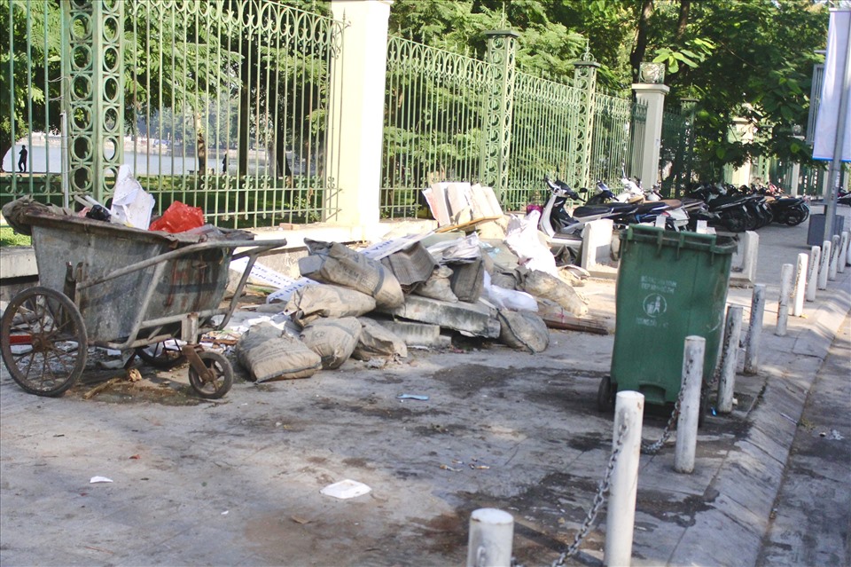 Vỉa hè phố Nguyễn Đình Chiểu đã trở thành nơi đỗ xe, khu tập kết rác.