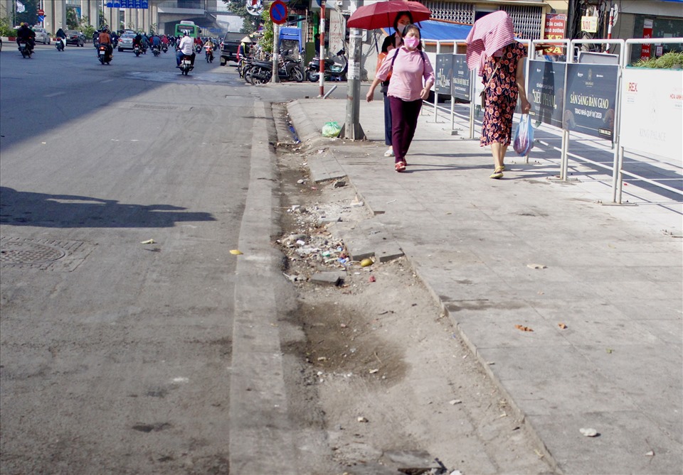 1 hàng gạch trên đường Nguyễn Trãi đã “biến mất“.