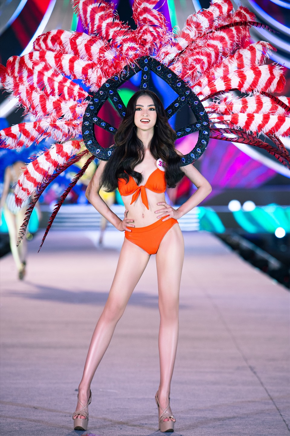 35 bông hoa vô cùng xinh đẹp nhanh chóng xuất hiện trên sân khấu runway ngoài trời. Top thí sinh vòng Chung kết Hoa hậu Việt Nam 2020 trình diễn trong trang phục bikini kết hợp những đôi cánh carnival bồng bềnh tựa như những thiên thần đi lạc.