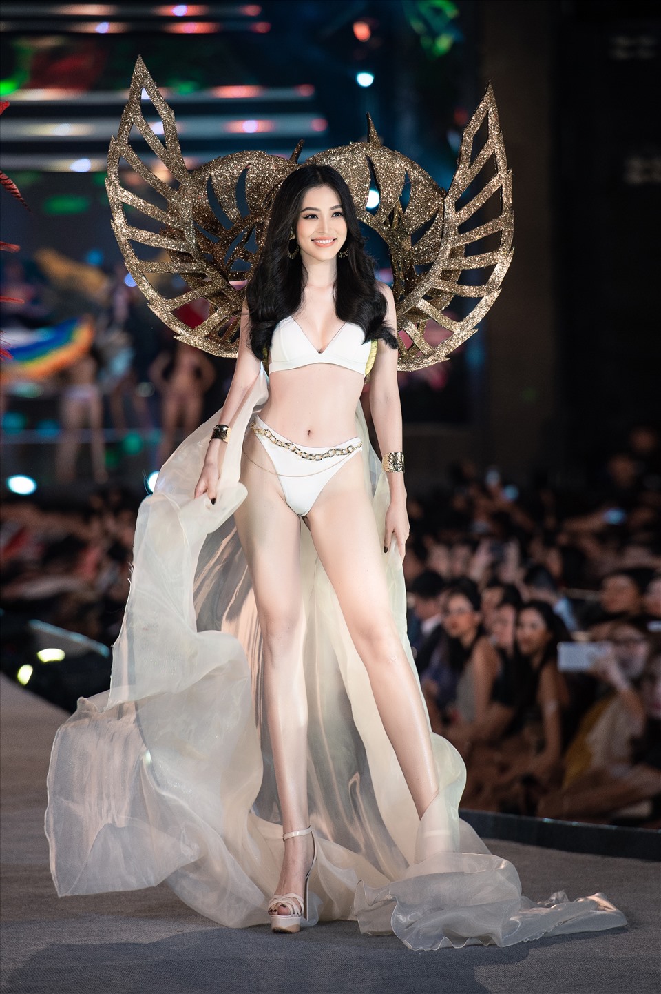 Á hậu Phương Nga cùng Á hậu Thúy An, đương kim Hoa hậu Tiểu Vy dẫn đầu top 35 thí sinh catwalk trở lại sân khấu trong trang phục bikini.