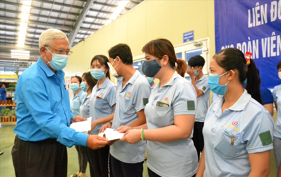 Chủ tịch LĐLĐ An Giang Nguyễn Thiện Phú tặng quà hỗ trợ cho CNLĐ tại Khu Công nghiệp Bình Hòa. Ảnh: Lục Tùng