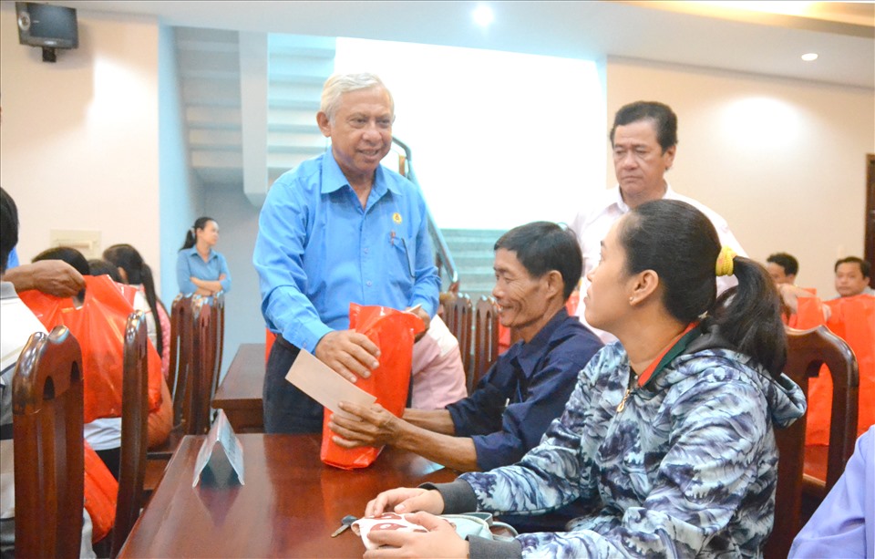 Chủ tịch LĐLĐ An Giang Nguyễn Thiện Phú xuống tận nơi thăm hỏi đời sống CNLĐ . Ảnh: Lục Tùng