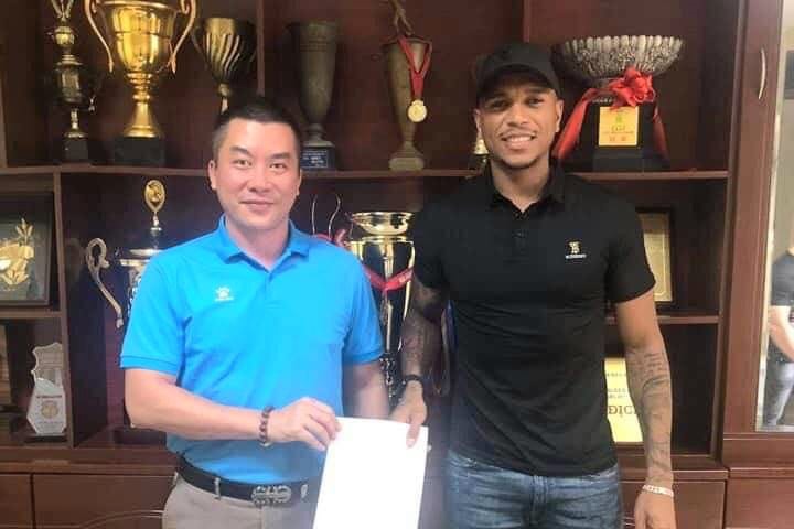Martin trong ngày ký hợp đồng với Nam Định. Ảnh: NĐFC