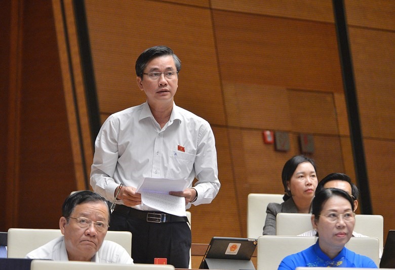 Đại biểu Huỳnh Cao Nhất - Đoàn đại biểu Quốc hội tỉnh Bình Định cho rằng quy định người sử dụng trái phép ma tuý phải tự khai báo về hành vi của mình là khó khả thi. Ảnh QH