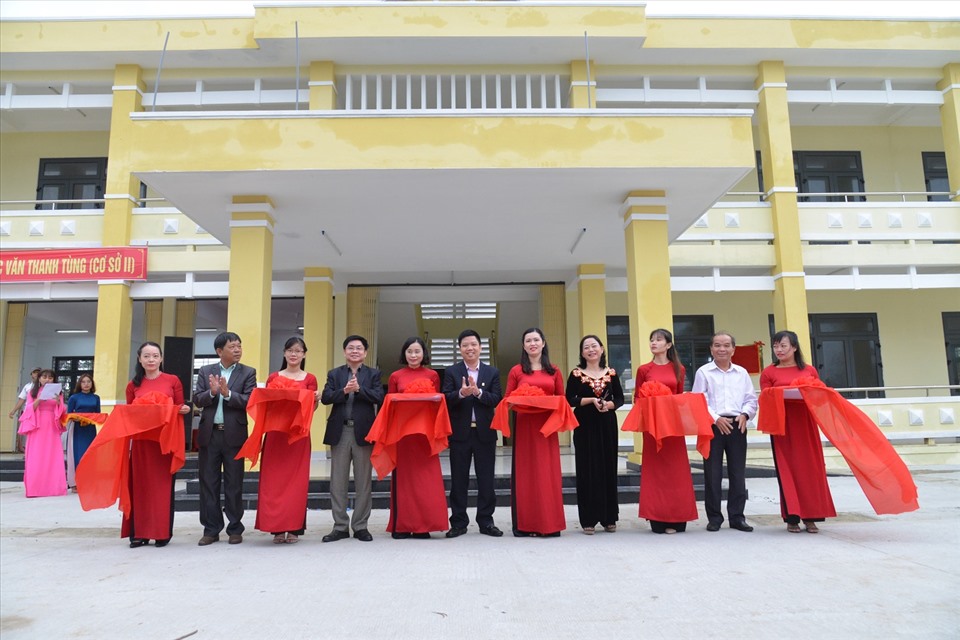 Lãnh đạo thị xã Điện Bàn, BSR và nhà trường cắt băng khánh thành công trình Trường Tiểu học Văn Thanh Tùng (cơ sở 2).