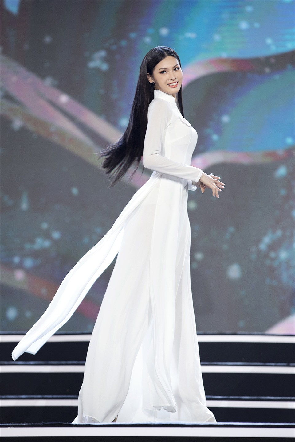 Ngọc Thảo cũng được nhận xét có nhiều nét tương đồng với Hoa hậu Tiểu Vy. Với những phần thể hiển bản thân và ngày càng nổi bật, Ngọc Thảo hoàn toàn có thể tự tin việc giành một vị trí trong top 5 tại chung kết Hoa hậu Việt Nam 2020. Ảnh: Kiếng Cận.