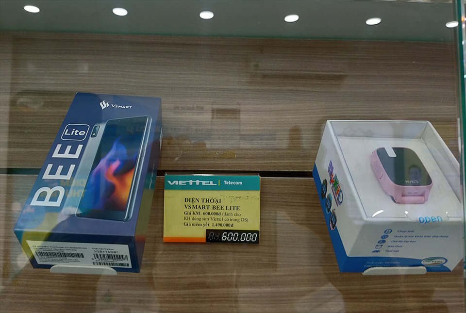 Mẫu smartphone trợ giá còn 600.000 đồng được trưng bày tại một cửa hàng của Viettel tại TPHCM. Ảnh: Thế Lâm.