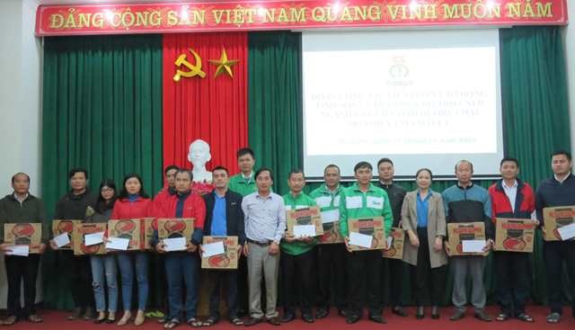 Trao quà của LĐLĐ tỉnh Sơn La hỗ trợ đoàn viên Công đoàn ngành GTVT Hà Tĩnh. Ảnh: CĐ.
