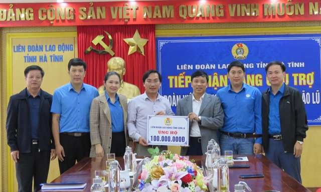 LĐLĐ Hà Tĩnh tiếp nhận sự hỗ trợ từ LĐLĐ tỉnh Sơn La. Ảnh: CĐ.