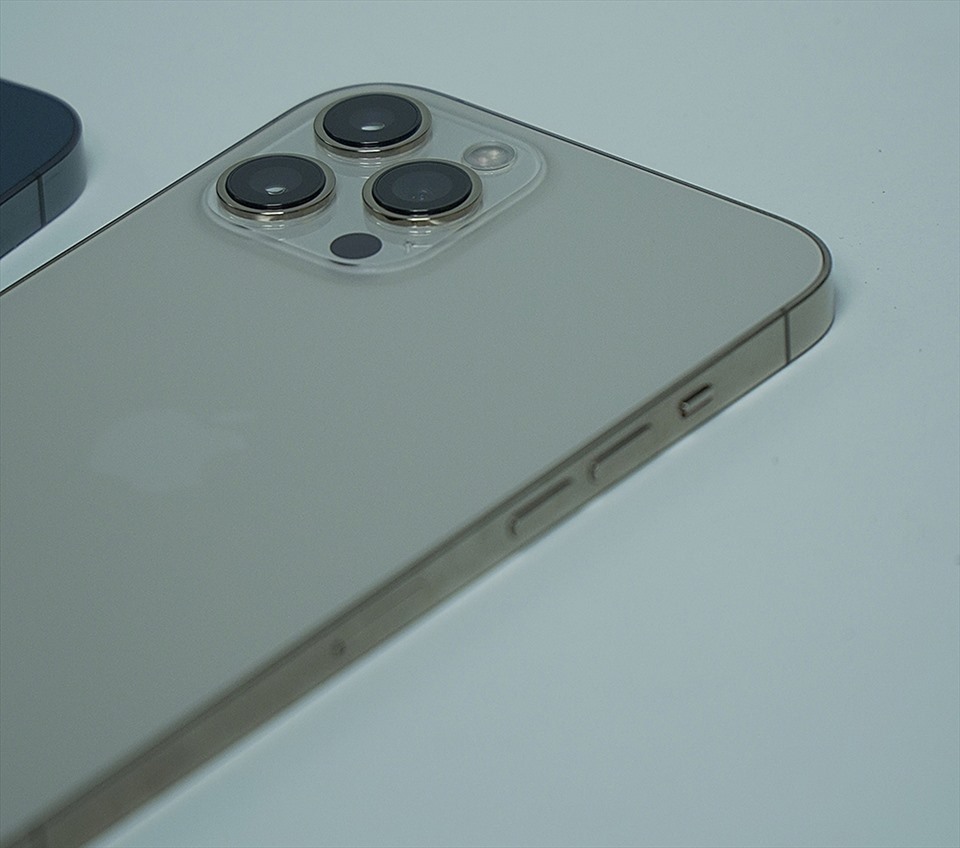 Cụm camera chính của iPhone 12 Pro Max tương tự thế hệ tiền nhiệm.