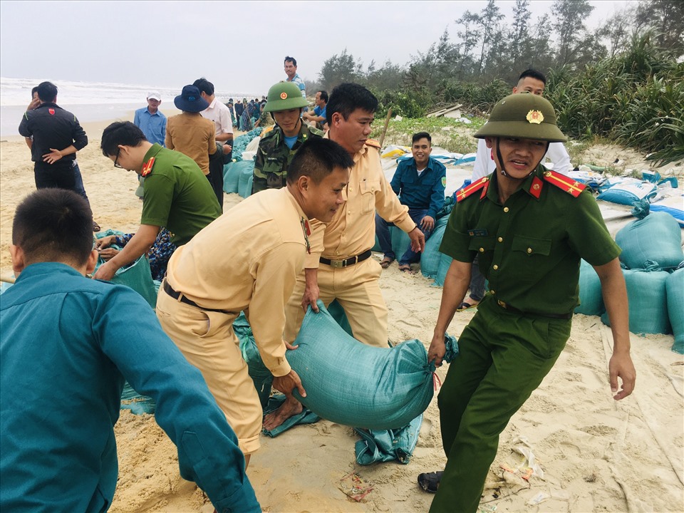 Công an xã Phong Hải (huyện Phong Điền) cùng các lực lượng tại địa phương gia cố bờ biển trước bão số 13. Ảnh: PĐ.