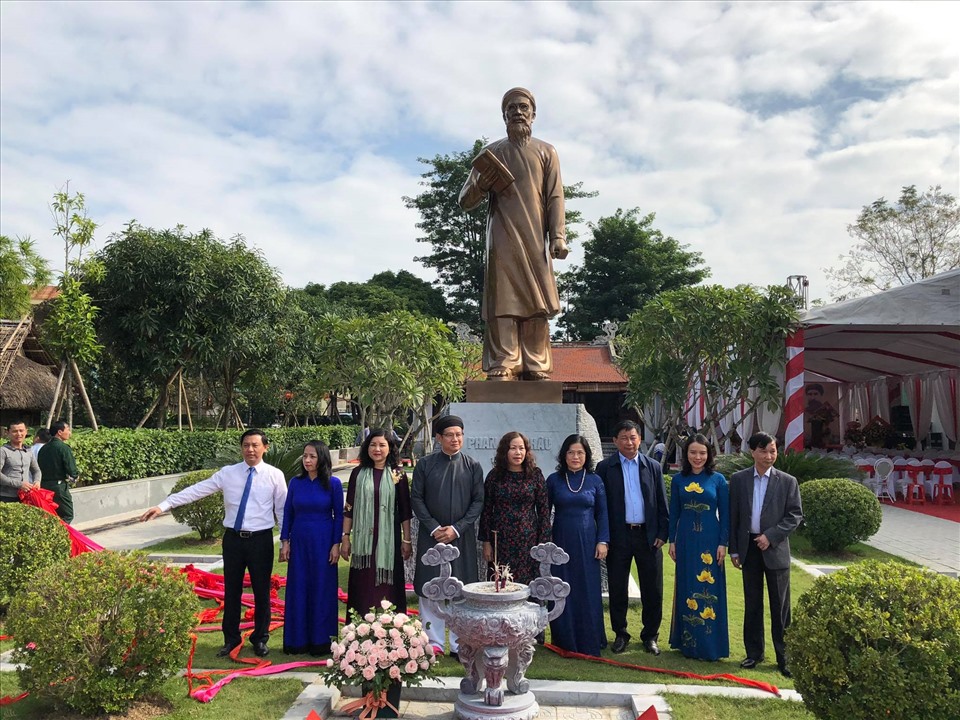 Các đại biểu chụp ảnh lưu niệm tại tượng đài danh nhân Phan Bội  Châu. Ảnh: Mạnh Cường
