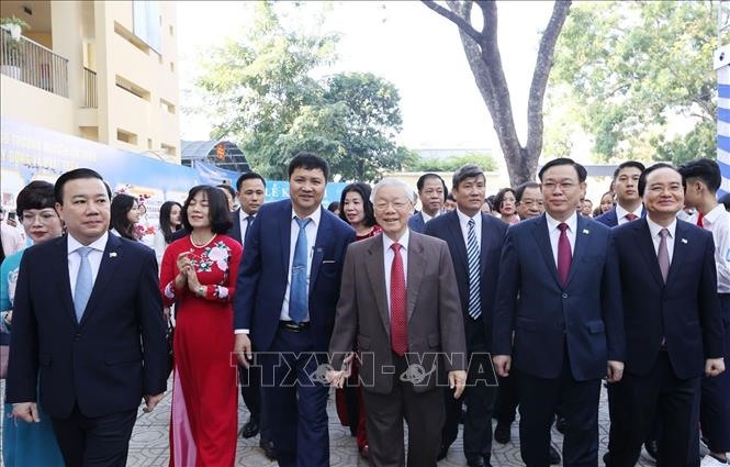 Giáo sư, Tiến sĩ Nguyễn Phú Trọng, Tổng Bí thư, Chủ tịch nước, cựu học sinh trường THPT Nguyễn Gia Thiều đến dự Lễ kỷ niệm 70 năm thành lập Trường.