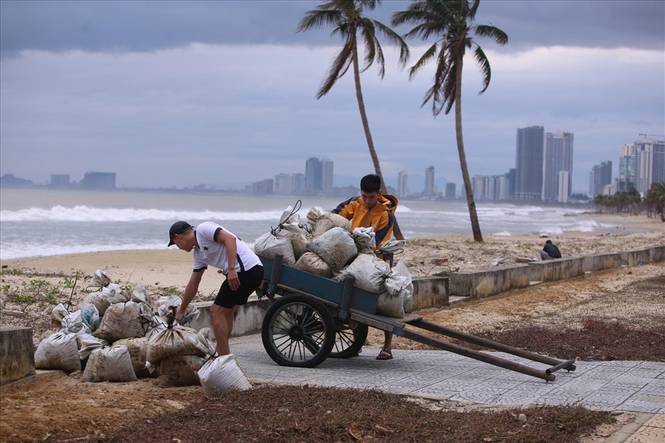 Người dân chở cát giằng chống nhà trước bão số 13. Ảnh: Tường Minh