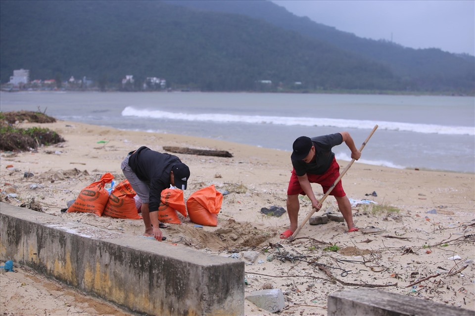 Người dân tranh thủ chở cát về giằng chống nhà. Ảnh: Tường Minh