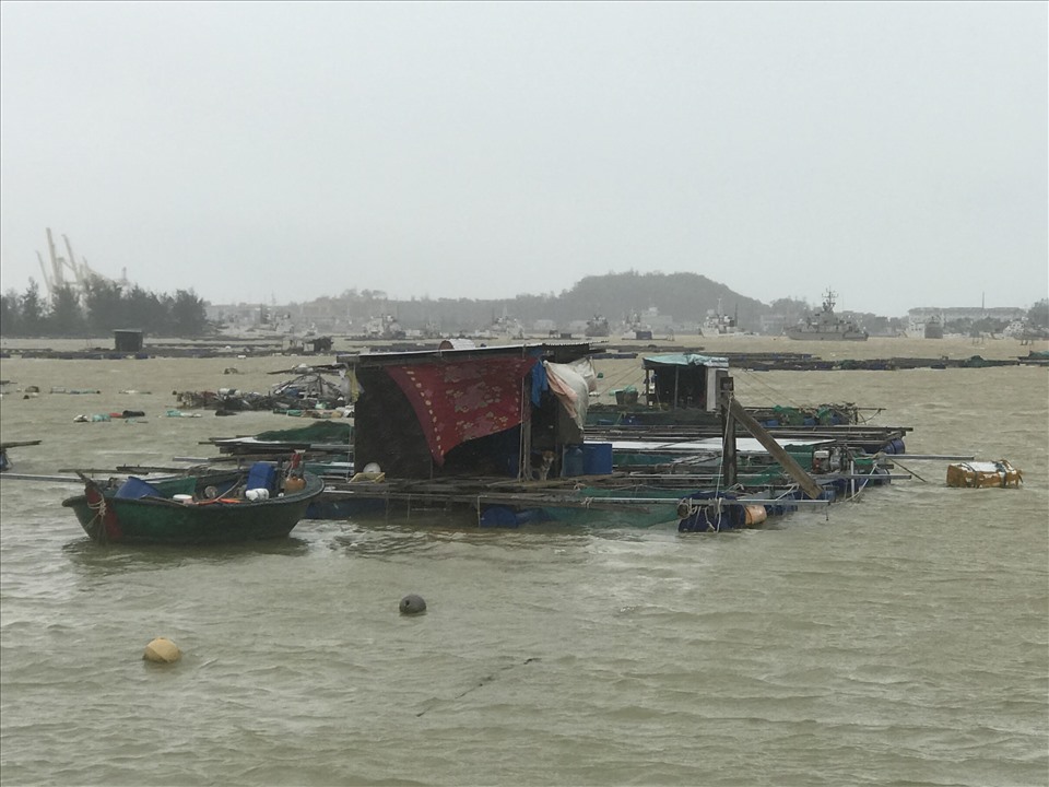 Lồng bè trên biển cũng không còn người. Ảnh: Tường Minh