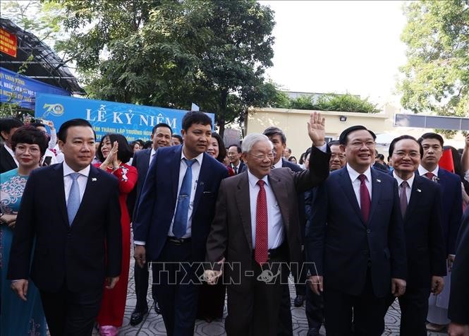 Tổng Bí thư, Chủ tịch Nước Nguyễn Phú Trọng thăm lại trường xưa dịp kỷ niệm 70 năm ngày thành lập. Ảnh TTXVN