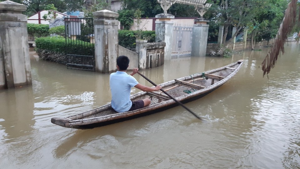 Mưa lớn do ảnh hưởng của bão, nhiều địa phương ở Thừa Thiên Huế đã bị ngập sâu.