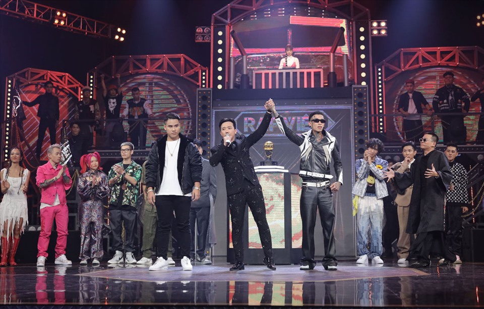 Sau 4 vòng đấu căng thẳng và kịch tính, “Rap Việt” 2020 đã chính thức tìm được quán quân đầu tiên trong sự vỡ òa của khán giả lẫn các thí sinh. Giữ trọn 196,949 lượt bình chọn từ khán giả, Dế Choắt đã có được ngôi vị cao nhất của mùa giải này. Ảnh: Vie
