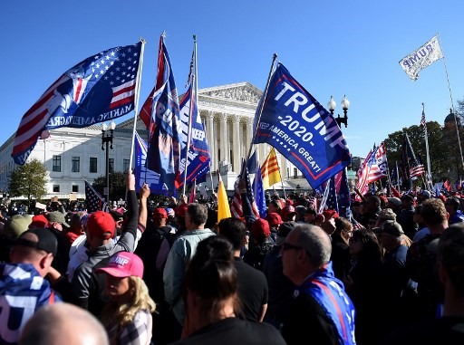 Những người ủng hộ Tổng thống Mỹ Donald Trump tập trung tại Tòa án Tối cao Mỹ ở Washington DC hôm 14.11 để phản đối kết quả bầu cử. Ảnh: AFP