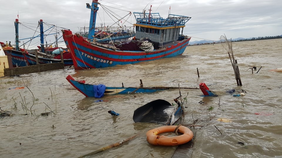 Thuyền cá của ngư dân tại Thuận An bị bão đánh chìm