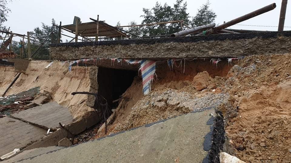 Bờ kè bờ biển tại xã Gio Hải, huyện Gio Linh, Quảng Trị bị sóng đánh hư hỏng. 9 hàng quán ở cạnh đó cũng bị ảnh hưởng nặng nề. Ảnh: Hưng Thơ.