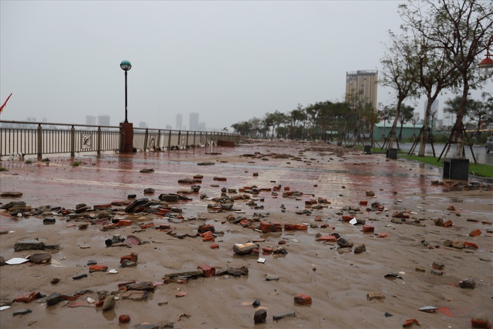 Đường đi bộ dọc sông Hàn bị bong gạch do thuỷ triều dâng cao cộng với sóng lớn. Ảnh: Tường Minh