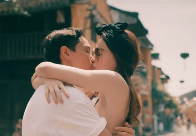 Ngày 13.10.2017, trong dịp sinh nhật của Kim Lý, Hồ Ngọc Hà công khai bức ảnh hôn nam diễn viên. Sau đó Kim Lý cũng đáp lại lời ngọt ngào này. Từ đó, cặp đôi chính thức công khai hẹn hò.